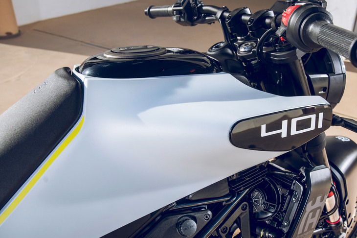 「401」のロゴまわりが大きく左右に突き出した、ユニークな形状のタンクカバー。燃料タンクの容量は13リッター、燃費は3.4リッター/100kmなので、カタログ値に従えば航続距離は400km弱となる。