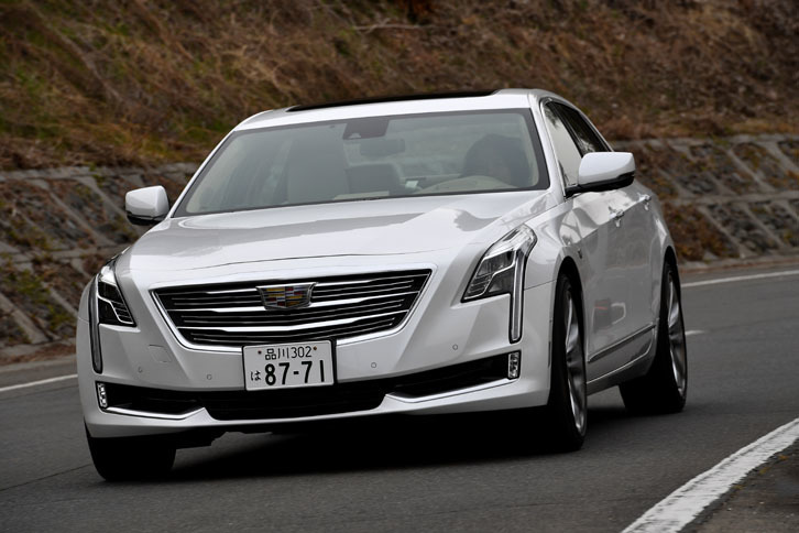帰路はキャデラックのフラッグシップモデル「CT6プラチナム」から試乗した。全長×全幅×全高＝5190×1885×1495mmという堂々たるボディーサイズを誇る。