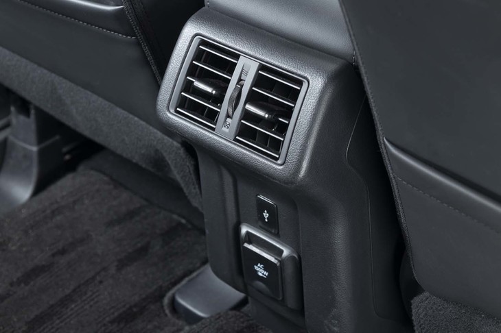 「アウトランダーPHEV」は荷室に加えてセンターコンソールボックスの後ろにもAC100V／1500Wのコンセントが備わっている。