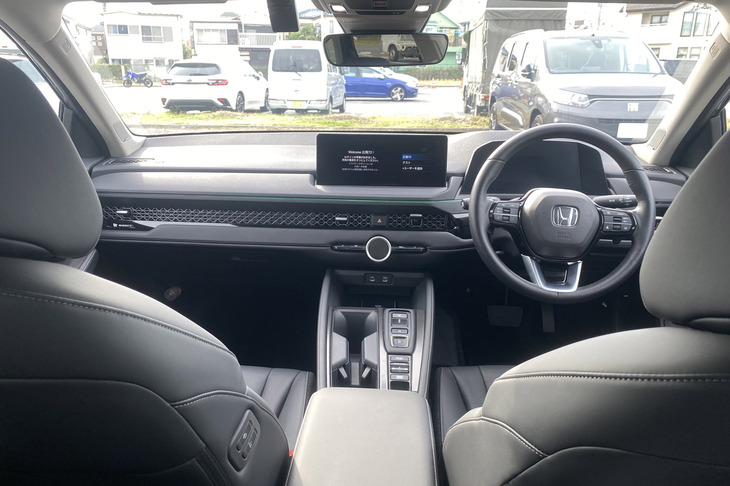 水平基調のインテリアは、とてもシンプル。これみよがしにゴージャスな部分は見当たらないけれど、全体に上質で落ち着きがあって心地いい。