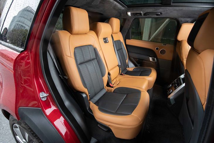 3：2の分割可倒機構やラゲッジスルー機構付きの2列目シート。試乗車にはオプションのヒーター＆クーラー機能が装備されていた。