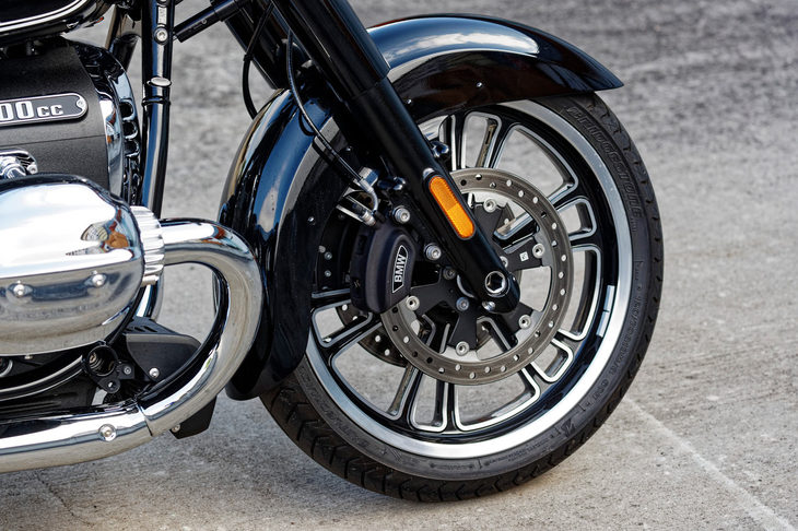 クラシックな意匠のキャストホイールを新たに採用。タイヤサイズは「R18」と同じで、前：120/70R19、後ろ：180/65B16である。