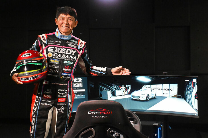 自身が開発に協力したレーシングシミュレーター『Project Motor Racing』を紹介するの山野哲也選手。webCGではおなじみのレーシングドライバーだ。