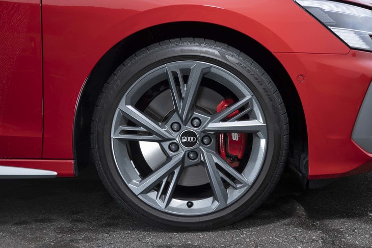 タイヤサイズは225/40の18インチ。試乗車は「ピレリPゼロ」を履いていた。