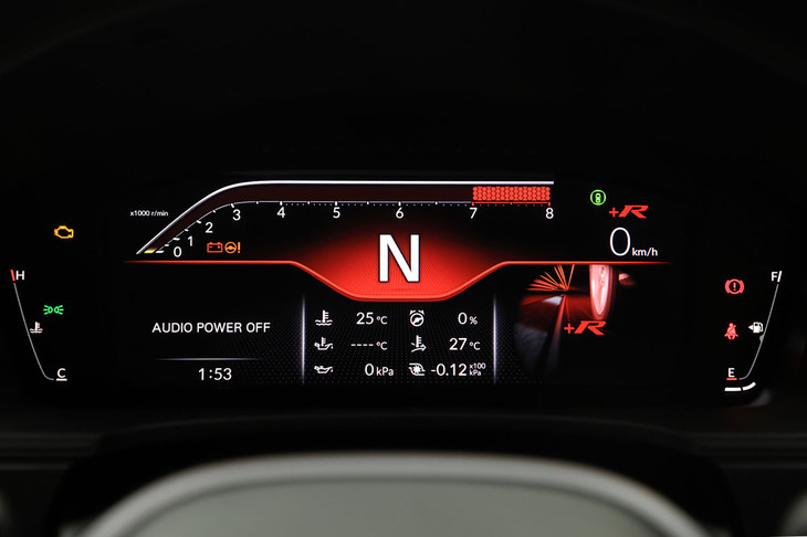 スポーツ走行時に素早く必要な情報を認識できるよう、「＋R」モードには専用のメーター表示を採用。パネルの上部には高輝度LEDのレブインジケーターも配置される。
