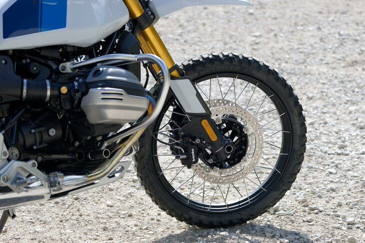 タイヤサイズは前が90/90-21、後ろが150/70R17で、「エンデューロ・パッケージ・プロ」を選択すると、後ろのサイズは150/70R18となる。悪路での試乗車のタイヤは「メッツラー・カルー4」だった。