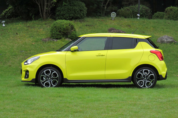 ボディーサイズは全長×全幅×全高＝3890×1735×1500mm。車両重量はMT車で970kg、AT車で990kg。