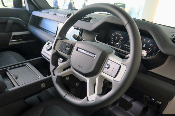 ランドローバー・ディフェンダー110 SE エクスプローラーパック装着車（ステアリングホイール）