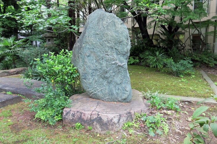 1920年に、アルトゥーロ・フェラリンらが果たしたローマ－東京間飛行の偉業をたたえる碑石。