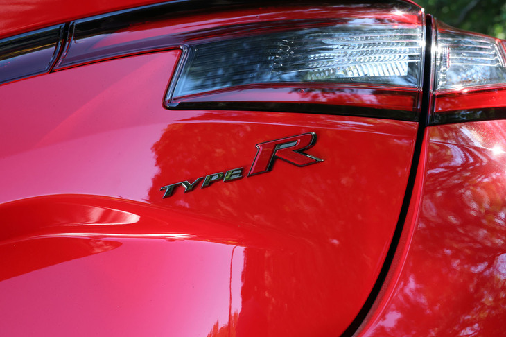 【ホンダ・シビック タイプRレーシングブラックパッケージのスペック】
	ボディーサイズ：全長×全幅×全高＝4595×1890×1405mm／ホイールベース：2735mm／車重：1430kg／駆動方式：FF／エンジン：2リッター直4 DOHC 16バルブ ターボ／トランスミッション：6段MT／最高出力：330PS（243kW）/6500rpm／最大トルク：420N・m（42.8kgf・m）/2600-4000rpm／タイヤ：（前）265/30ZR19 93Y XL／（後）265/30ZR19 93Y XL（ミシュラン・パイロットスポーツ4 S）／燃費：12.5km/リッター（WLTCモード）／価格：617万9800円