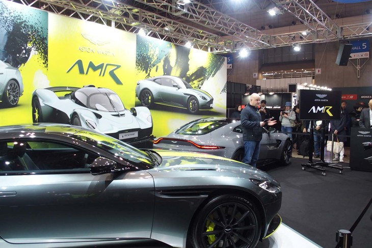 アストンマーティンのプレス発表会で「アストンマーティンDB11 AMR」を紹介する同社のビークルエンジニアリング チーフエンジニア、マット・ベッカー氏。