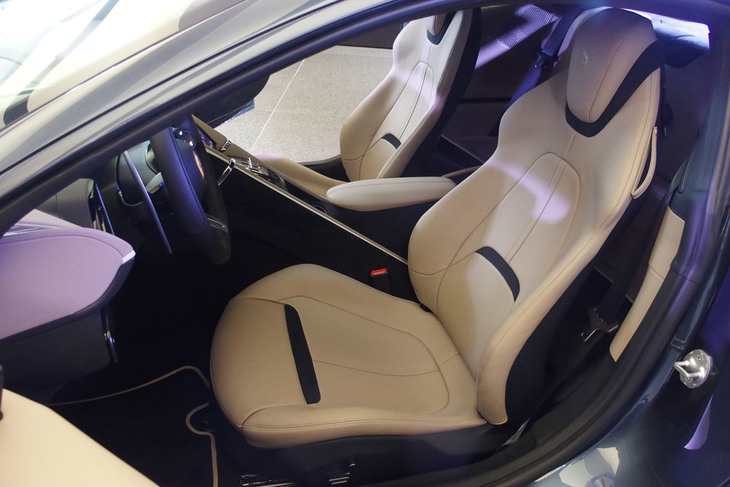 フロントシートの表皮の素材やカラーリングは豊富なオプションの中から選択できる。