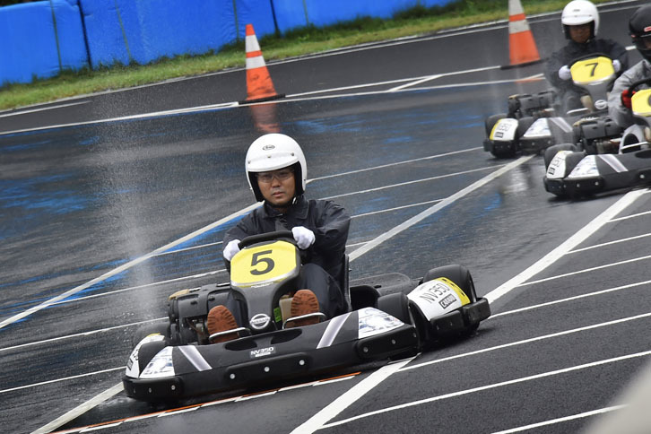 練習走行に臨む筆者。泥よけがないので、タイヤから垂直に水が跳ね上がる。まるで“水芸”のようだ。