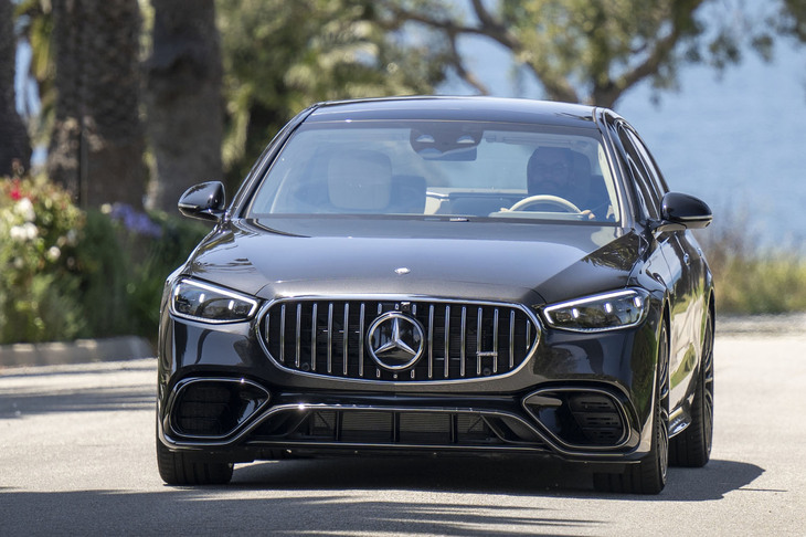 フロントには「Sクラス」としては初めて「パナメリカーナグリル」を装備。ボンネットの先端にスリーポインテッドスターが備わらないのもSクラスとしては初だ。