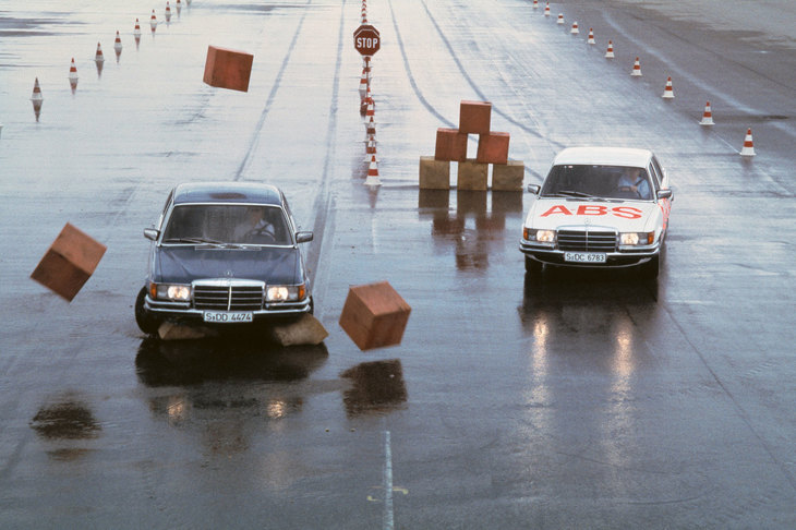 急ブレーキ時にタイヤがロックするのを防いで操舵応答性を確保し、事故回避を支援する電子制御ABS。1978年に、W116系「メルセデス・ベンツSクラス」の改良モデルに初めて採用された。