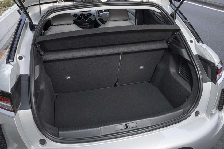 5人乗車時の荷室の様子。フロアは低めだが、開口部手前の敷居はやや高い。