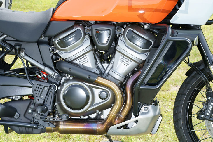 エンジンには「Revolution Max 1250」を採用。ミラノショーで「パン アメリカ」「ブロンクス」と同時発表されたもので、今後は幅広いモデルへの展開が計画されている。