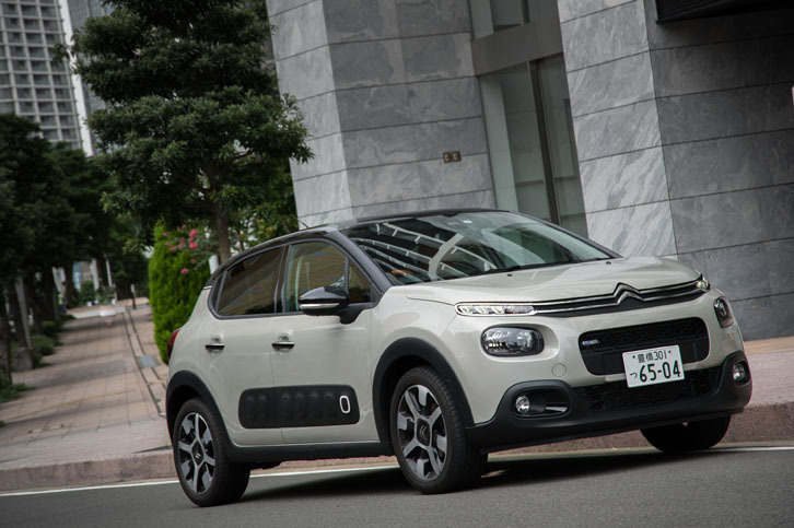 3代目となる新型「シトロエンC3」は、2017年7月に国内販売が開始された。「C4カクタス」などに通じる個性的なデザインが目を引く。