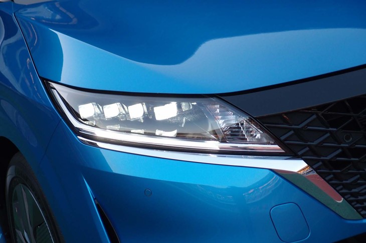 日産ノート（4灯式のヘッドランプ）