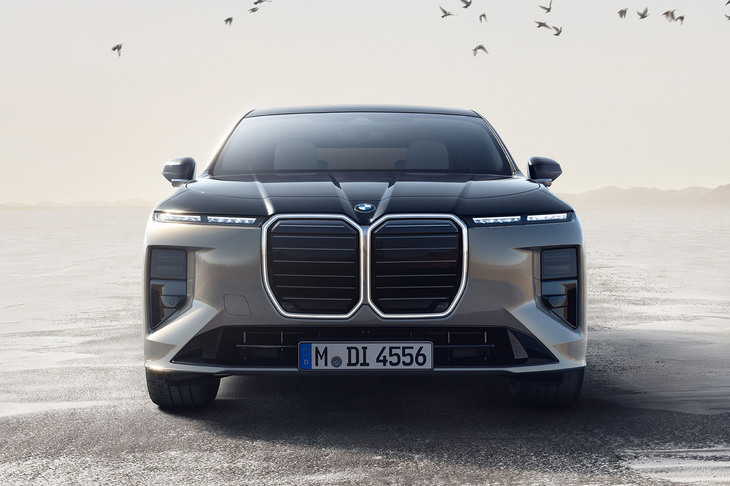 「BMW 7シリーズ」のフロントマスク。フルモデルチェンジ（2022年）の際には多くの人が驚き、賛否両論が湧き起こったが、2026年のマイナーチェンジでは基本デザインが変わっていない。意外に評判がいいのだろうか。