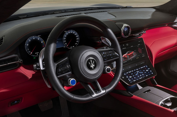 ステアリングの左スポーク下にスタート／ストップスイッチを、右スポーク下にドライブモードセレクトダイヤルをレイアウト。モードは「GT」（デフォルト）と「コンフォート」「スポーツ」「コルサ」の全4種類で、中央のボタンでサスペンションの設定のみを変えることもできる。