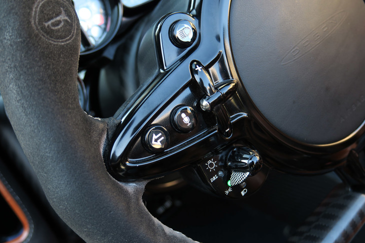 パガーニ・ウアイラ ロードスターBC（ステアリングスイッチ）