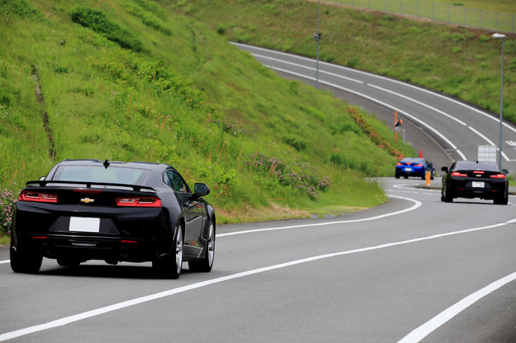 こちらは富士スピードウェイの外周路で行われた、現行型「カマロ」の試乗会の様子。