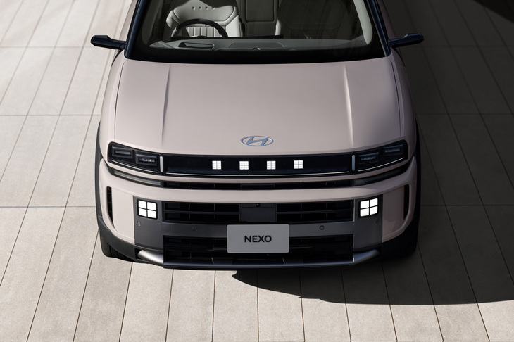 フロントのデイタイムランニングランプは、ヒョンデの水素バリューチェーン「HTWO」のシンボルがモチーフになっている。