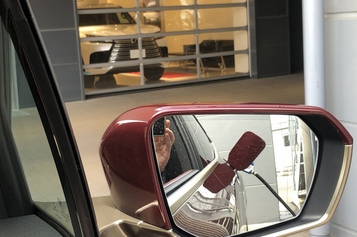 1年ほど前にオープンしたばかりの新しいレクサスディーラーで「iX」の充電を行う。納車セレモニースペースには、フラッグシップSUV「LX」が置かれていた。