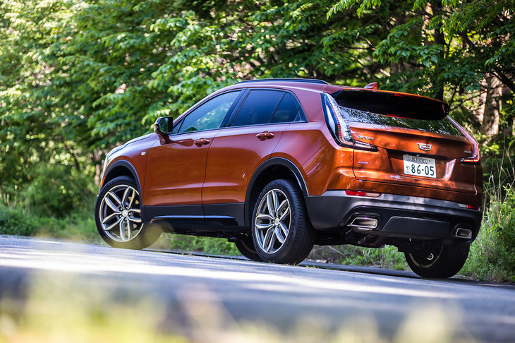 米本国ではFFと4WDが用意されているが、日本仕様は4WDのみのラインナップとなる「XT4」。リアバンパー下部はディフューザー形状になっており、走行時のフロアパネル下の気流をスムーズに排出するという。