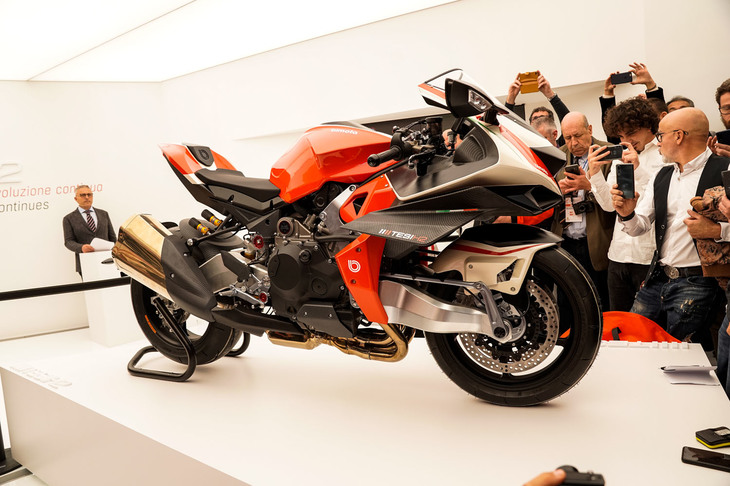 カワサキはイタリアの伝統的なスポーツバイクメーカー、bimota（ビモータ）社と合弁会社を設立。カワサキのエンジンなどを使用する、ビモータブランドの車両を製造および販売すると発表した。その第1弾が「ビモータ・テージH2」だ。テージの代名詞であるフロント・センターハブステアを採用。エンジンは「カワサキ・ニンジャH2」用のスーパーチャージャー付きだ。