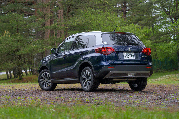 2015年10月に発売された4代目「スズキ・エスクード」。当初は1.6リッターの自然吸気エンジンを搭載していたが、2017年7月に1.4リッターターボエンジンを導入。今回の改良で、スズキ自製のハイブリッドシステムが採用された。