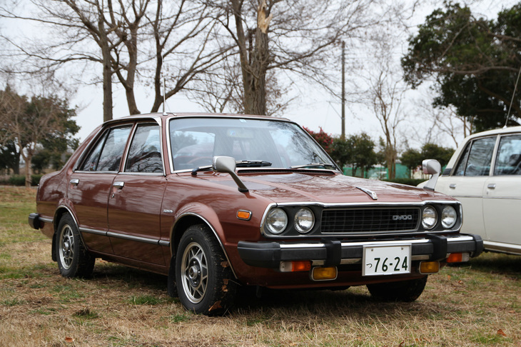 1976年に初代「シビック」の兄貴分として登場した初代「アコード」。当初は3ドアハッチバックのみだったが、翌77年にこのサルーンが追加された。エンジンは1.6リッターだったが、翌78年のマイナーチェンジで1.8リッターに拡大されてしまうため、この初期型（1600）サルーンは1年弱しかつくられなかった。