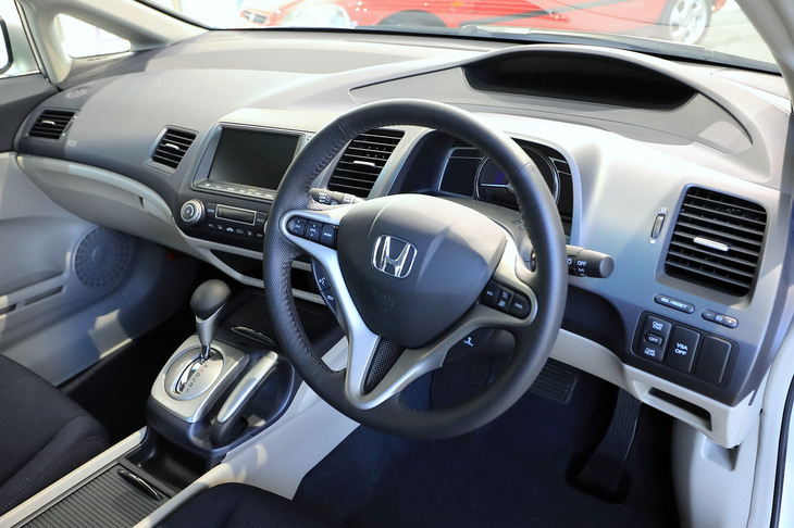 ドライバーを囲むような形状が特徴のインストゥルメントパネルまわり。上段に速度計などを、下段にエンジン回転計などを表示する、2分割式の「マルチプレックスメーター」も特徴となっている。