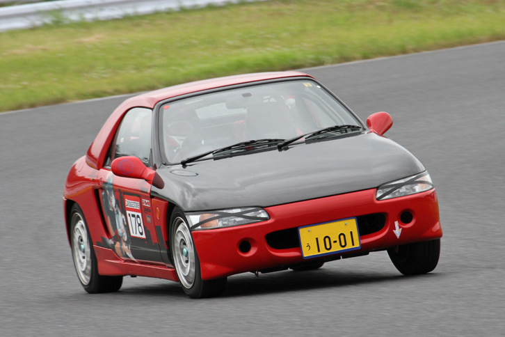 スポーツ走行は旧車でなくとも参加可能。とはいうものの、この1991年「ホンダ・ビート」も、車齢はすでに四半世紀を超えている。