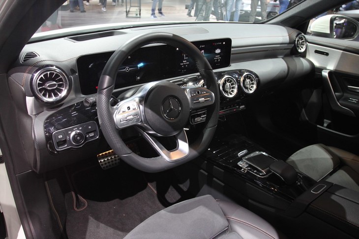 メルセデス・ベンツAクラス セダン（コックピット周辺部）