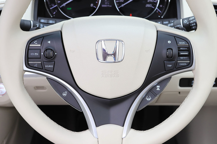 「レジェンド」のステアリングホイールには、運転支援システムやステアリングヒーター、オーディオのスイッチが並ぶ。