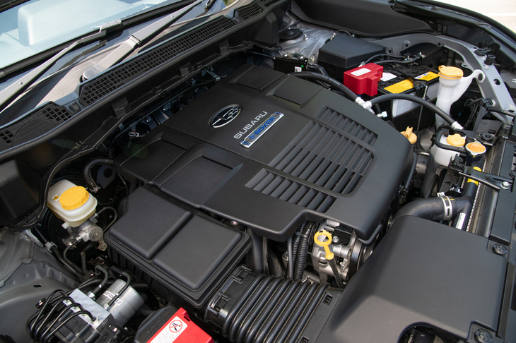 最高出力145ps、最大トルク188Nmの2リッター水平対向4気筒エンジンに、同13.6ps、同65Nmのモーターを組み合わせた「e-BOXER」ユニット。モーターはCVTのケース内に収められ、必要に応じてエンジン出力をアシストする。