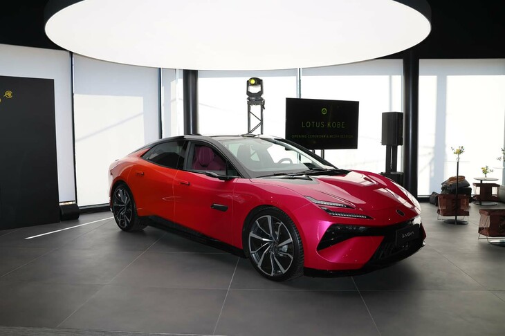 ショールームに飾られた「ロータス・エメヤ ブロッサム」。