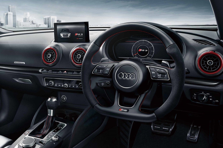 インテリアでは、特別装備されたレッドアクセントリング付きのエアコン吹き出し口が目を引く。