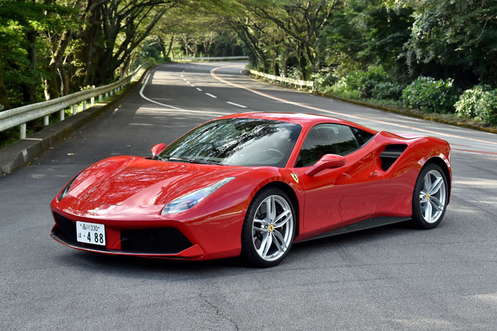 フェラーリ488GTB
	ボディーサイズ：全長×全幅×全高＝4568×1952×1213mm／ホイールベース：2650mm／車重：1475kg（空車重量）／駆動方式：MR／エンジン：3.9リッターV8 DOHC 32バルブ ツインターボ／トランスミッション：7段AT／最高出力：670ps（492kW）/8000rpm／最大トルク：77.5kgm（760Nm）/3000rpm／タイヤ：（前）245/35ZR20 95Y （後）305/30ZR20 103Y／価格：3070万円