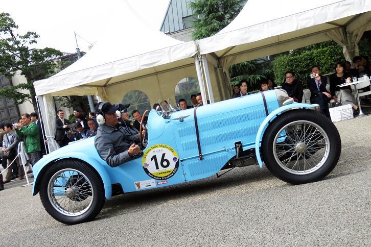 水色のボディーが鮮やかなフランスの1931年式「ラリーNCP」。車高の低さが、いかにもスポーツカーである。