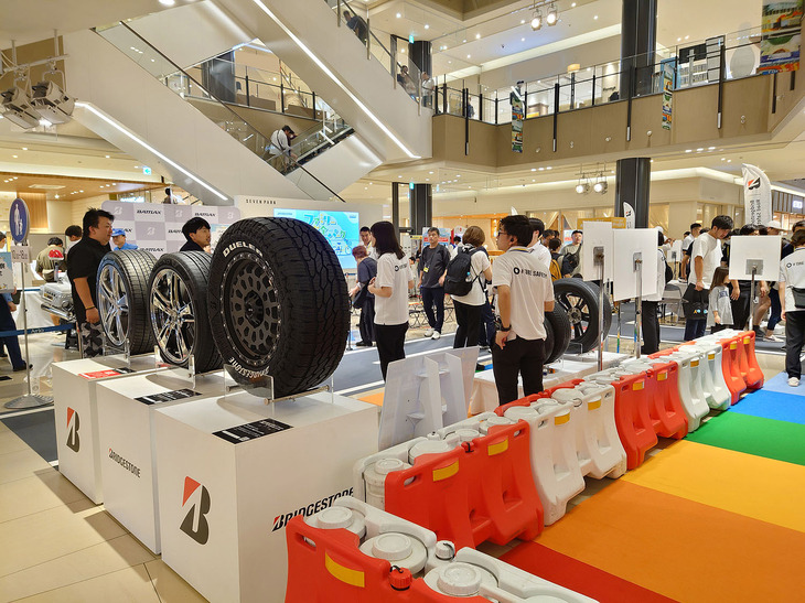 千葉県柏市内にあるショッピングモール「セブンパークアリオ柏」の店内広場で開催された「ファミリー交通安全パーク」には、オープン直後から多くの家族連れが来場し、盛り上がりをみせていた。