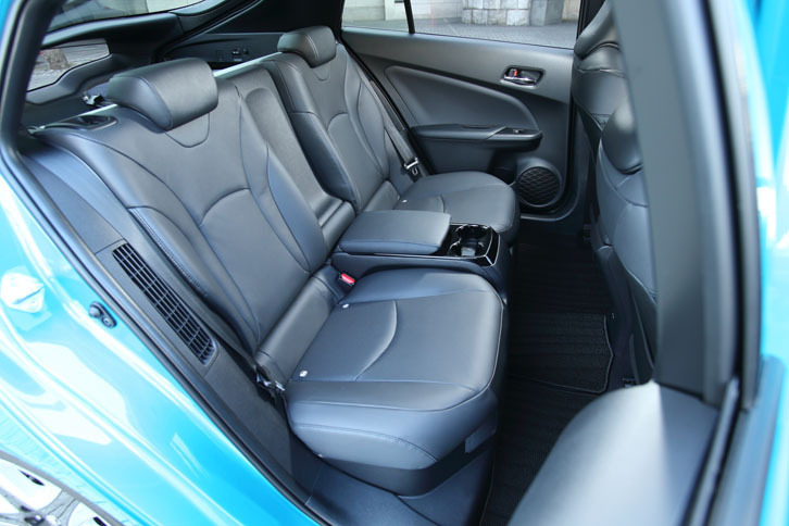 後席の乗車定員は、2人に限定される。左右座席間の間は小物入れのスペースに充てられている。