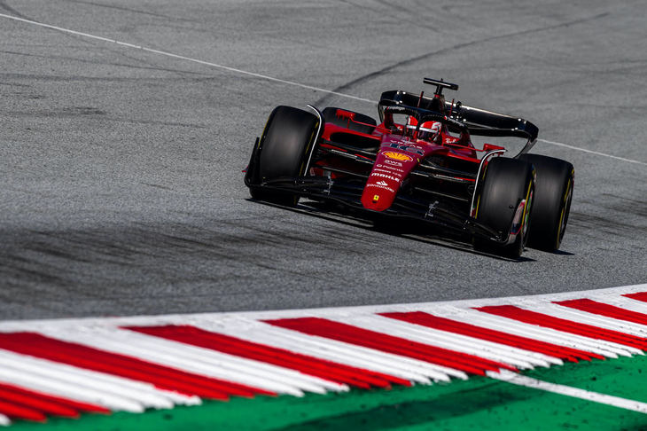 マシントラブルや作戦ミスなどで、3カ月もの間勝利から遠ざかっていたルクレール（写真）が、オーストリアGPでついに今季3勝目を飾った。予選Q3では赤旗中断で十分にタイヤに熱を入れられず僅差の2位。スプリントでは僚友カルロス・サインツJr.とのポジション争いの末に2位と、みすみすフェルスタッペンの勝利を許す結果となったが、レースでは見事に形勢逆転。なんとフェルスタッペンを3回もオーバーテイクし勝利を手にした。チャンピオンシップでは2位に上昇、ポイントリーダーのフェルスタッペンとの差は38点である。（Photo=Ferrari）