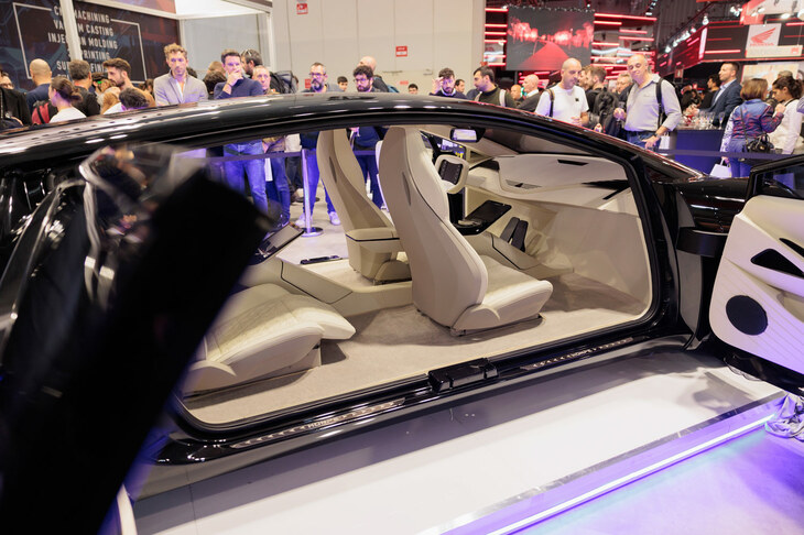 前席を可能な限り前方に押し出すとともに、広い後席を実現している。