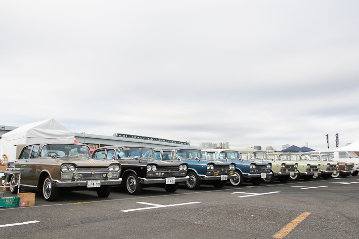 セダン3台、ワゴン1台、バン4台の計8台の初代「日産セドリック」を並べた、セドリック友の会とセドリック会、そしてオールド・セドリック・クラブ“TAISEIYA”の合同クラブスタンド。