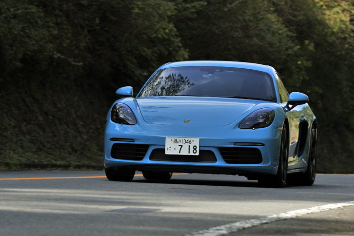 「718ケイマンS」の0-100km/h加速タイムは、オプション「スポーツクロノパッケージ」を装着したPDK仕様車で4.2秒。最高速度は285km/hに達する。