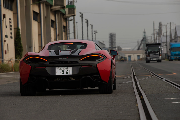 「540Cクーペ」の車体構造は、「モノセルII」と呼ばれるカーボンファイバー製のシャシーと、アルミニウム製のボディーパネルの組み合わせ。乾燥重量は1311kgとなっている。