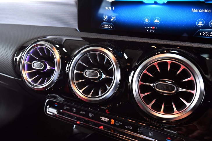 センターコンソールのエアコン吹き出し口は、イルミネーションで空調の操作内容を視覚的に伝える。温度を上げると右のように赤くなり、下げると左のように紫色に変化する。